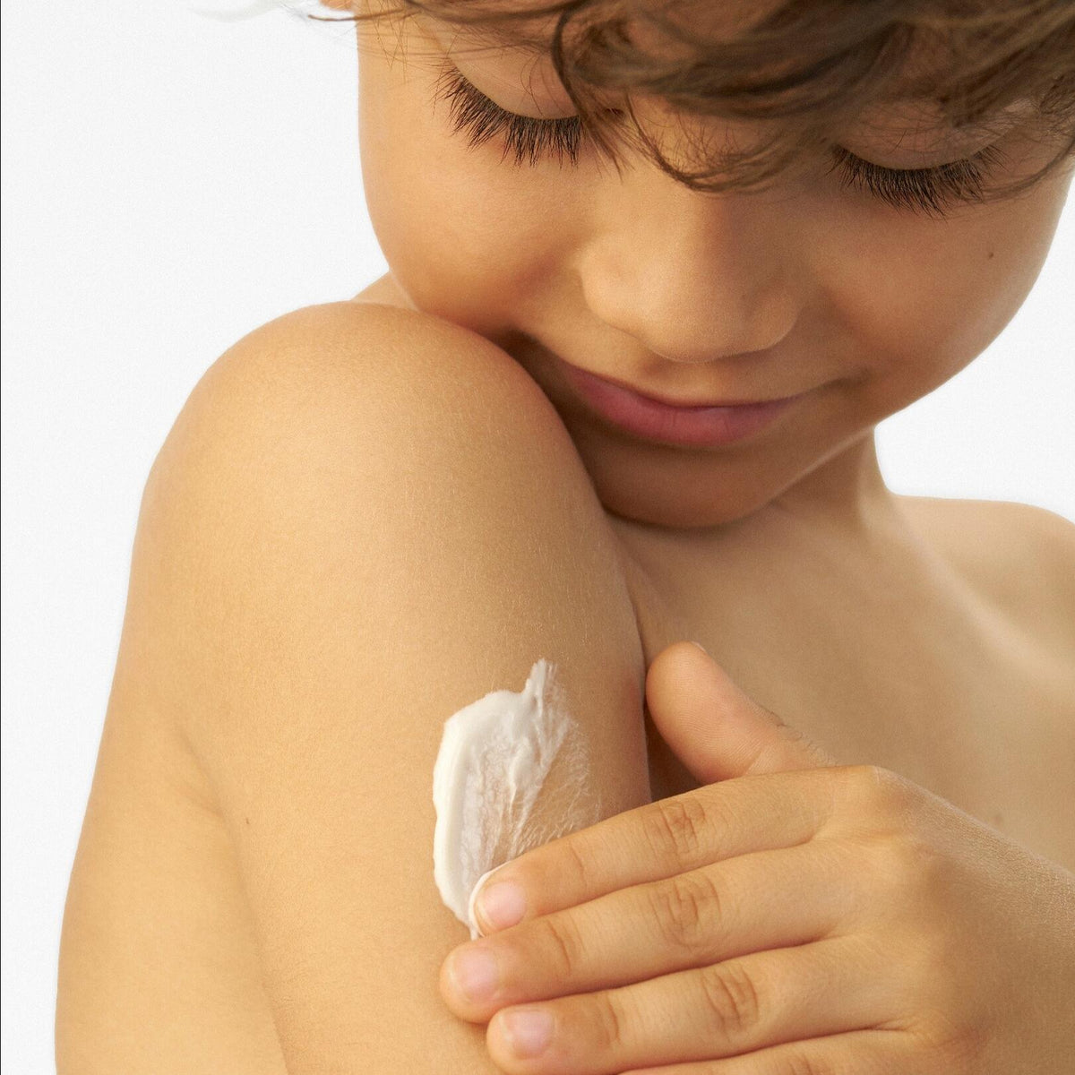 A-Derma Exomega Control, child applying the cream to his arm