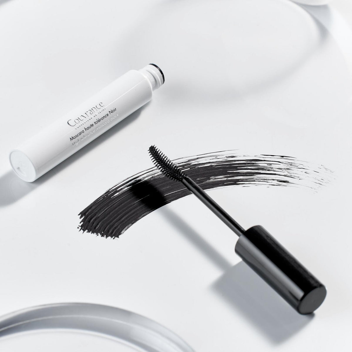 Avène Couvrance, open mascara with its wand and a black swatch