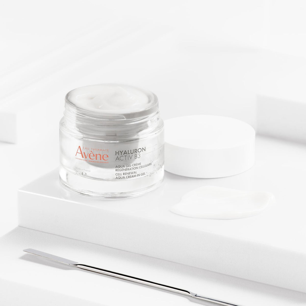 Avène Hyaluron Activ B3, open jar and lid with a cream swatch and spatula