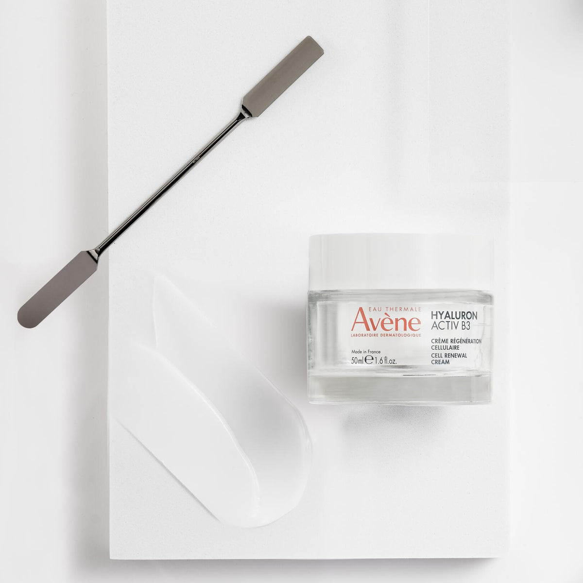 Avène Hyaluron Activ B3, jar with a spatula and a cream swatch