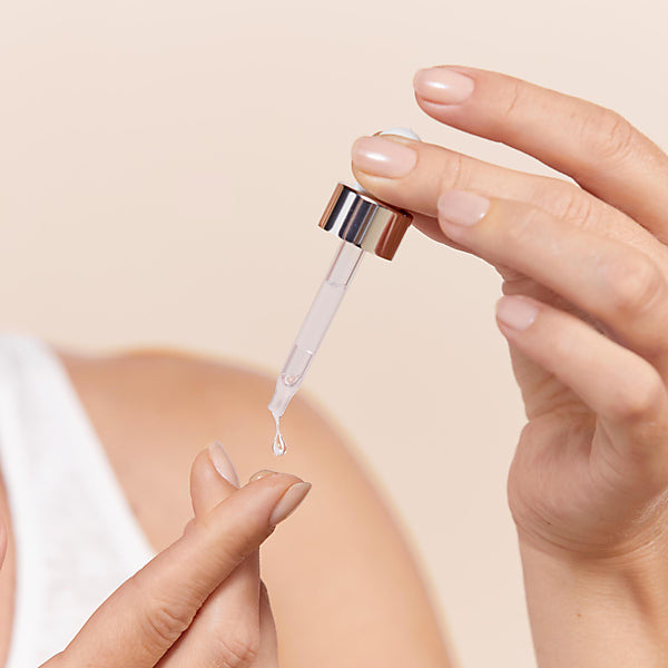 Avène Hyaluron Activ B3, dropper releasing a drop onto a fingertip