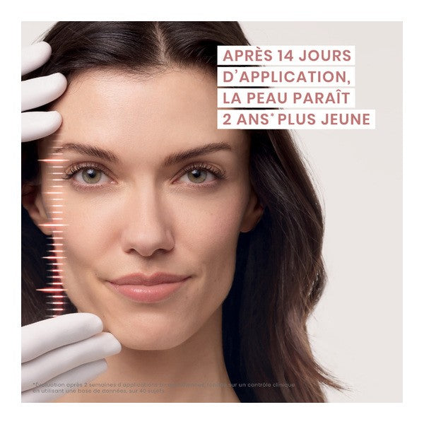 Avène Hyaluron Activ, gloved hands on a woman's face with study results in French
