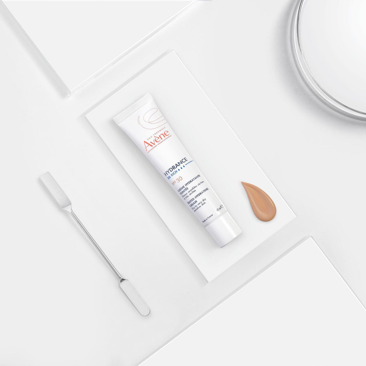 Avène Hydrance, tube with a spatula and a tinted cream swatch