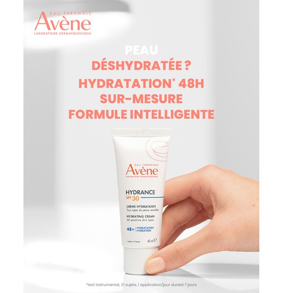 Avène Hydrance, hand holding the tube with a caption in French