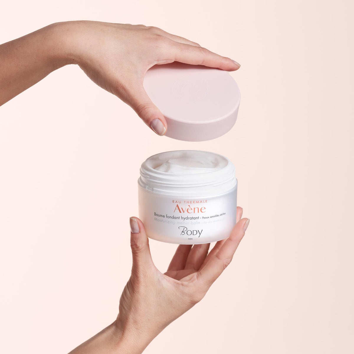 Avène Body, hands lifting the lid off the jar