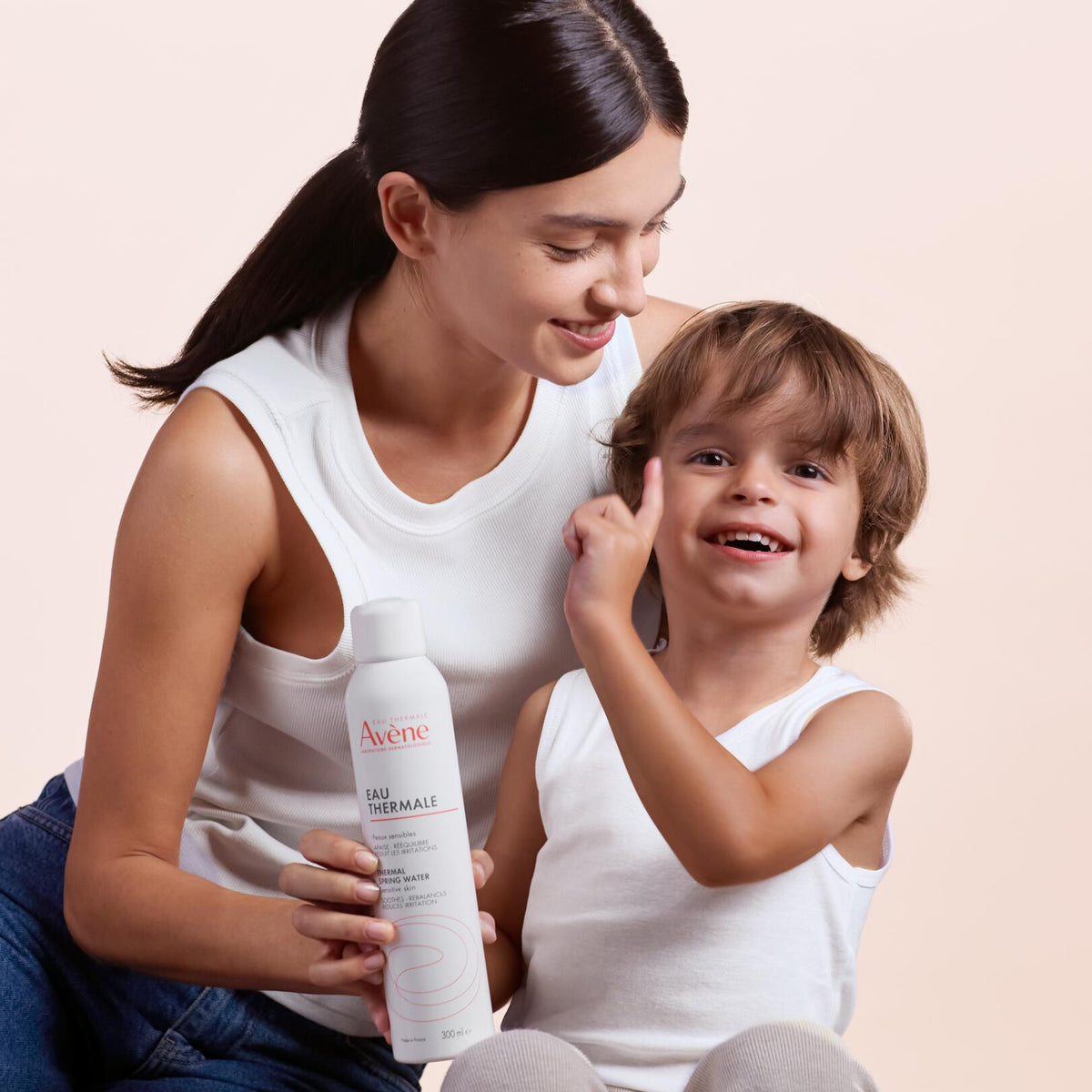 Avène Thermal Spring Water, mother and smiling child with the spray can