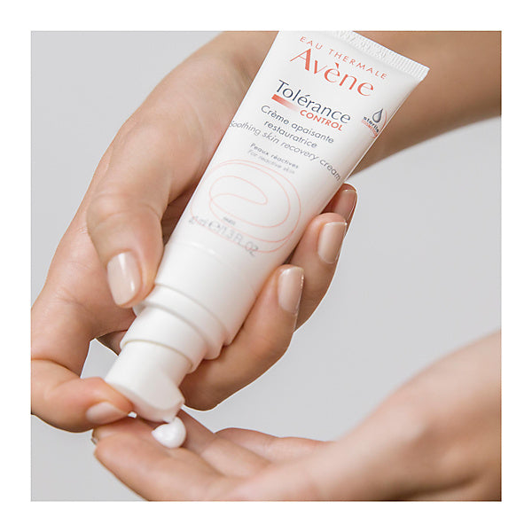 Avène Tolérance Control, hands holding the tube and pumping cream onto a finger