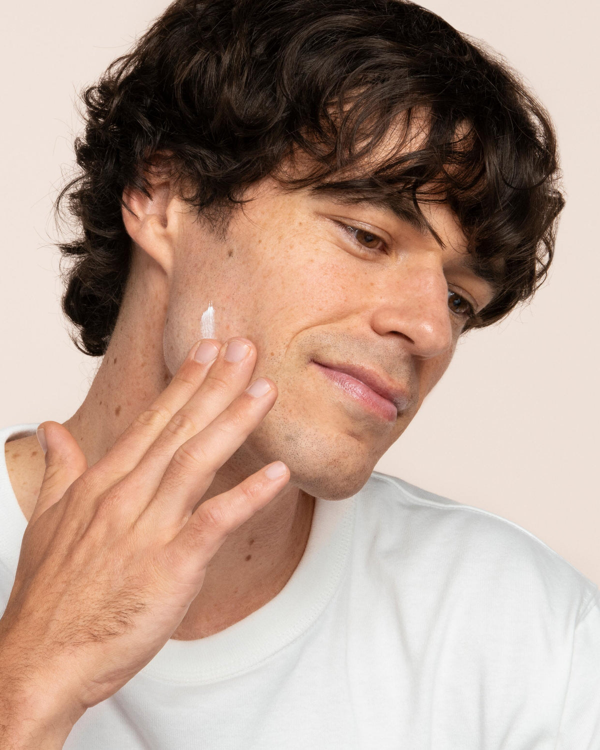 Avène Cicalfate+, man applying cream to his cheek