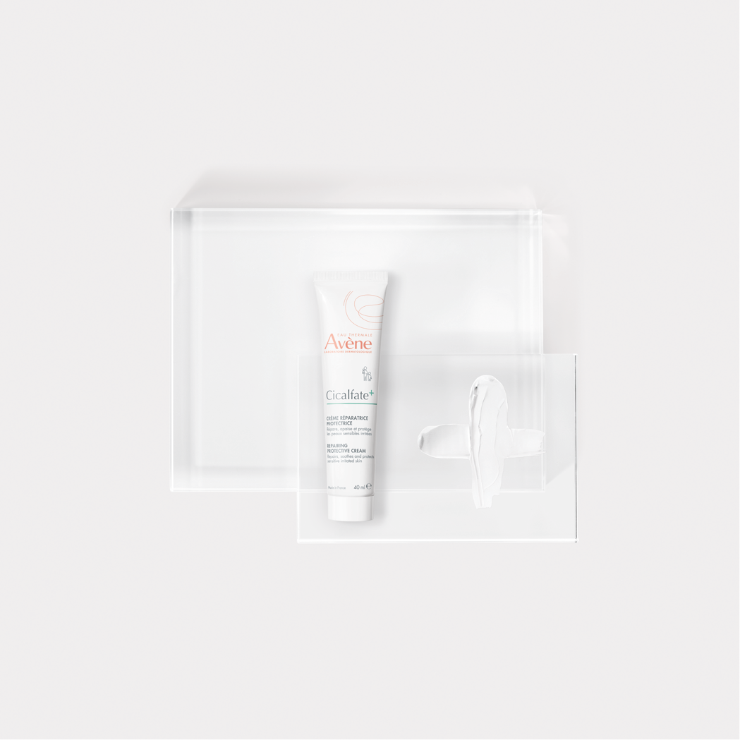 Avène Cicalfate+ 40ml, tube and cream swatch on glass plates