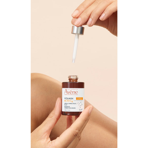 Avène Vitamin Activ Cg, close-up of hands with the dropper and glass bottle