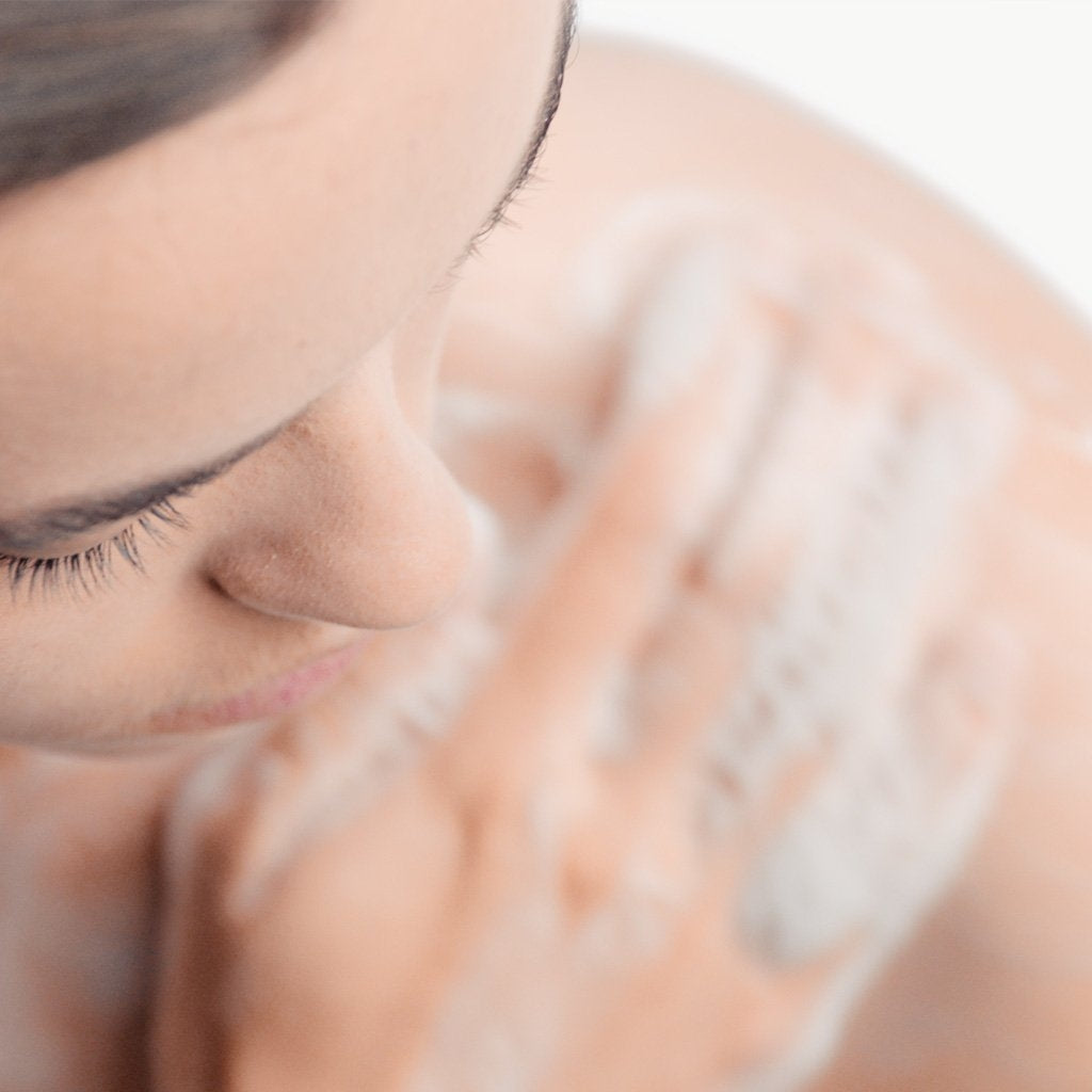 Bioderma Atoderm, woman lathering foam on her shoulder