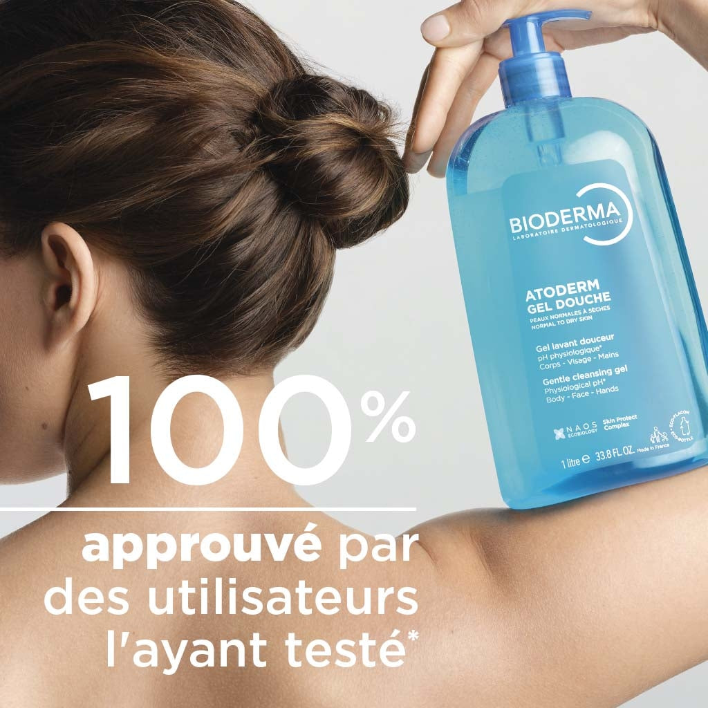 Bioderma Atoderm, woman holding the pump bottle on her shoulder with study results in French