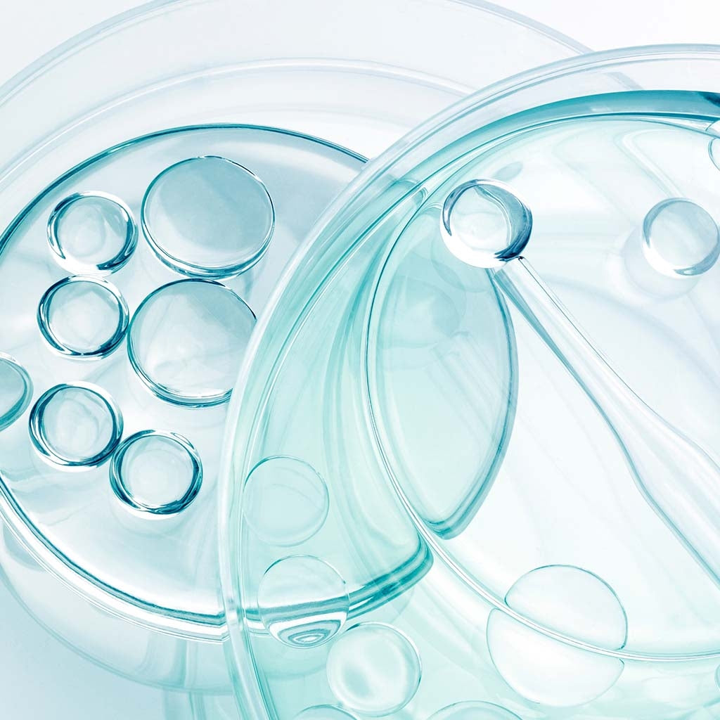 Bioderma Cicabio, glass petri dishes with bubbles on a turquoise background