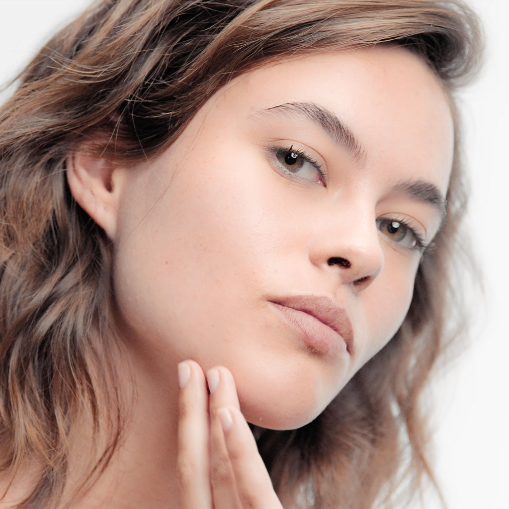 Bioderma Créaline AR+, woman touching her jawline