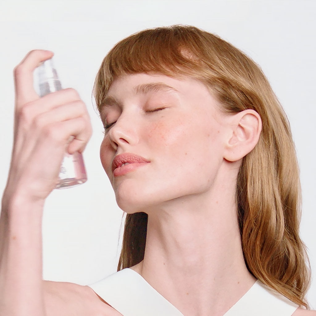 Bioderma Créaline AR+, woman spraying the mist on her face