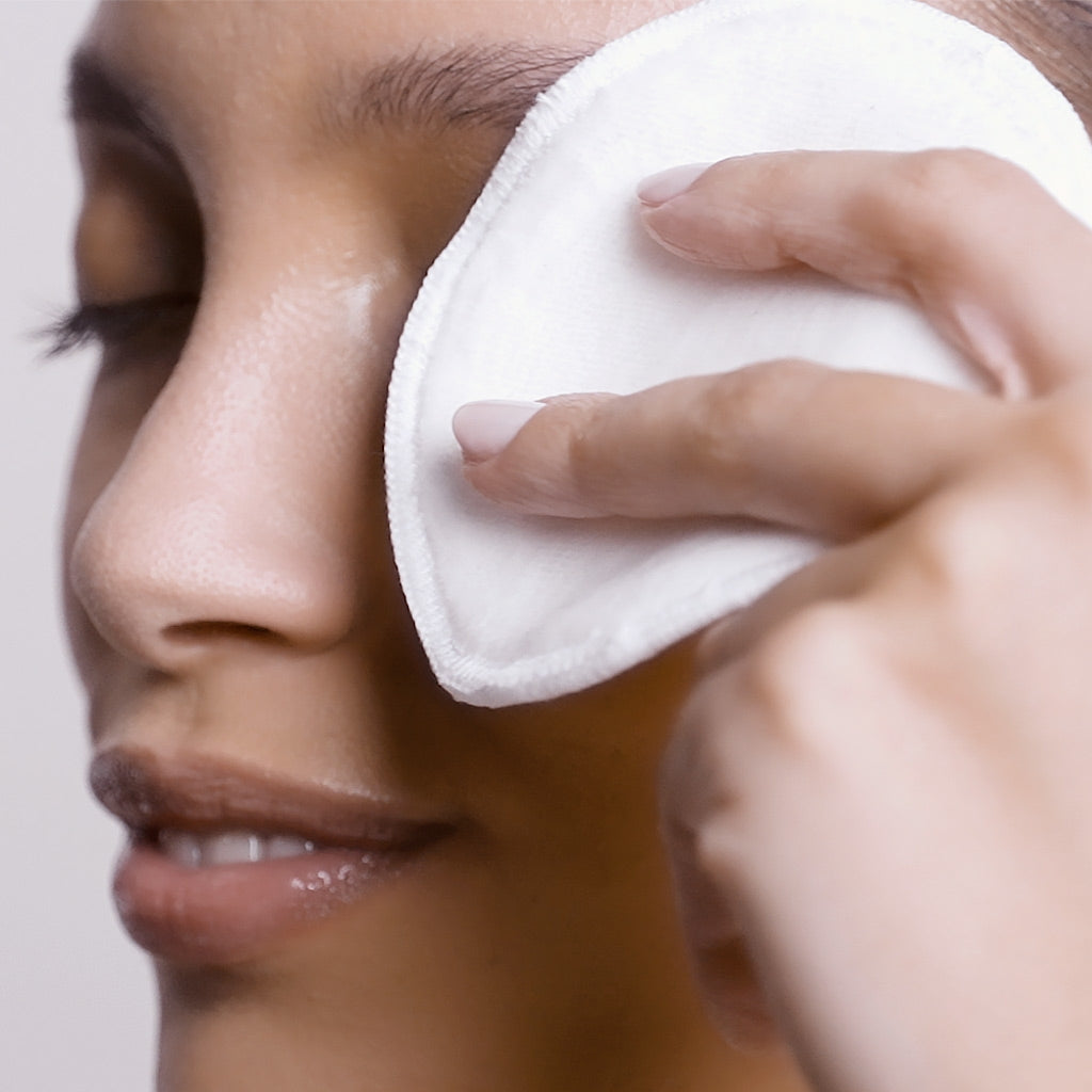 Bioderma Créaline, woman holding a cotton pad over her eye