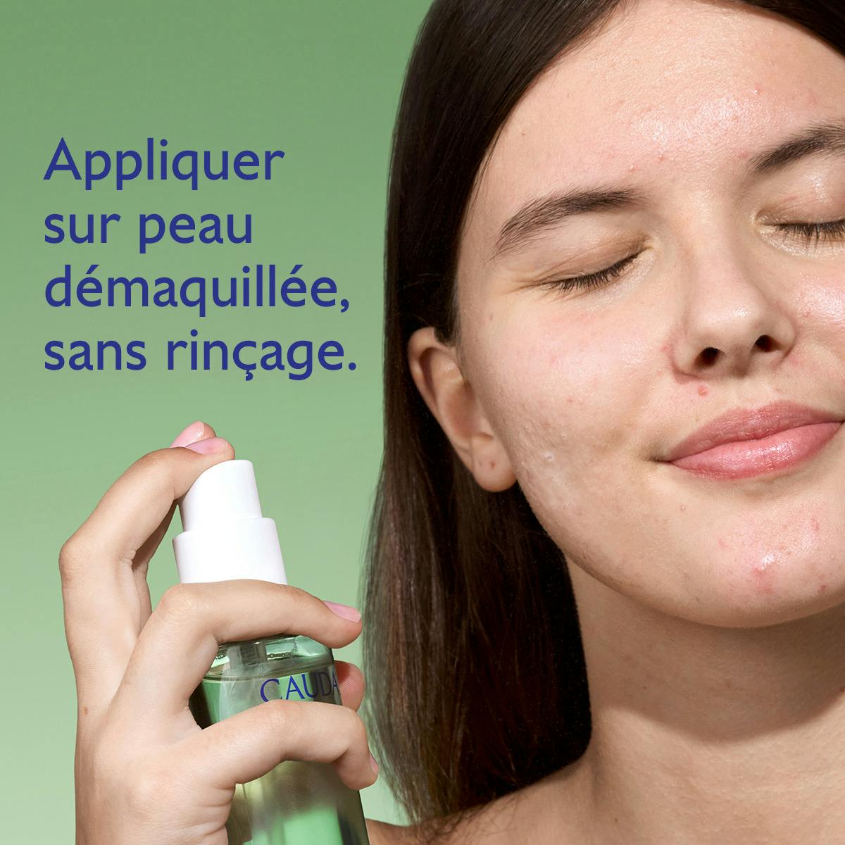 Caudalie Vinopure, woman spraying the lotion on her face, in French