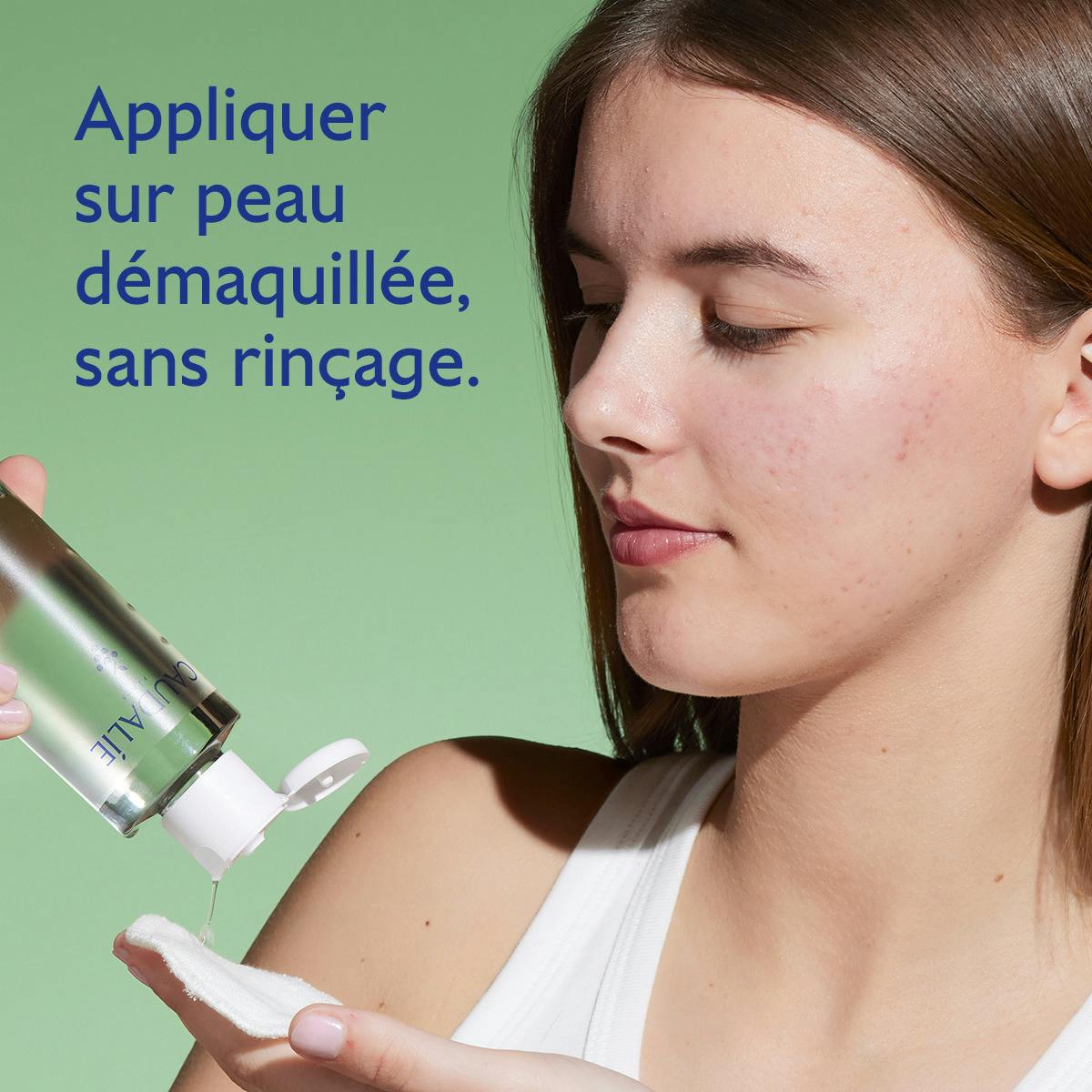 Caudalie Vinopure, woman pouring the lotion onto a cotton pad, in French