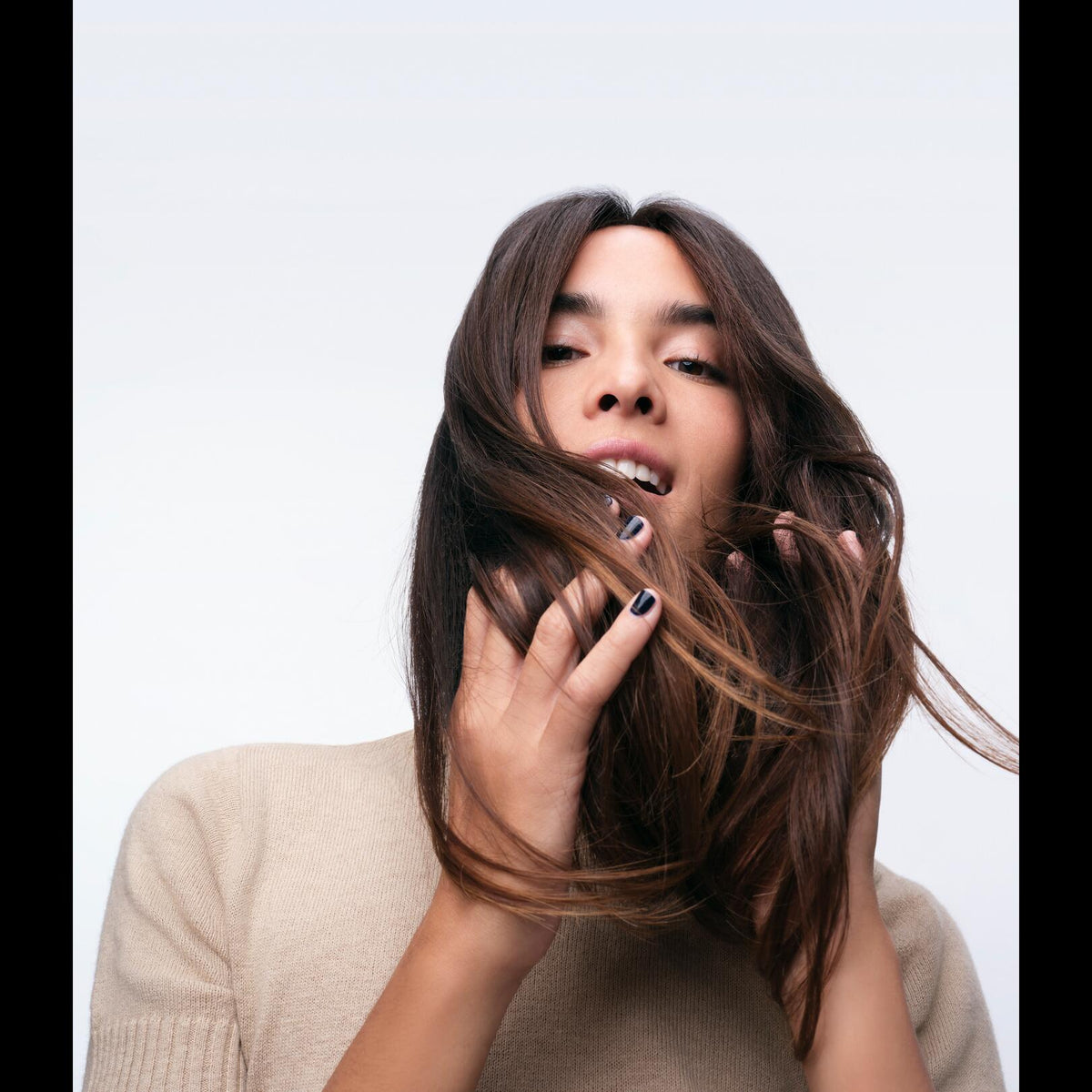Ducray Creastim, woman running her hands through long brown hair