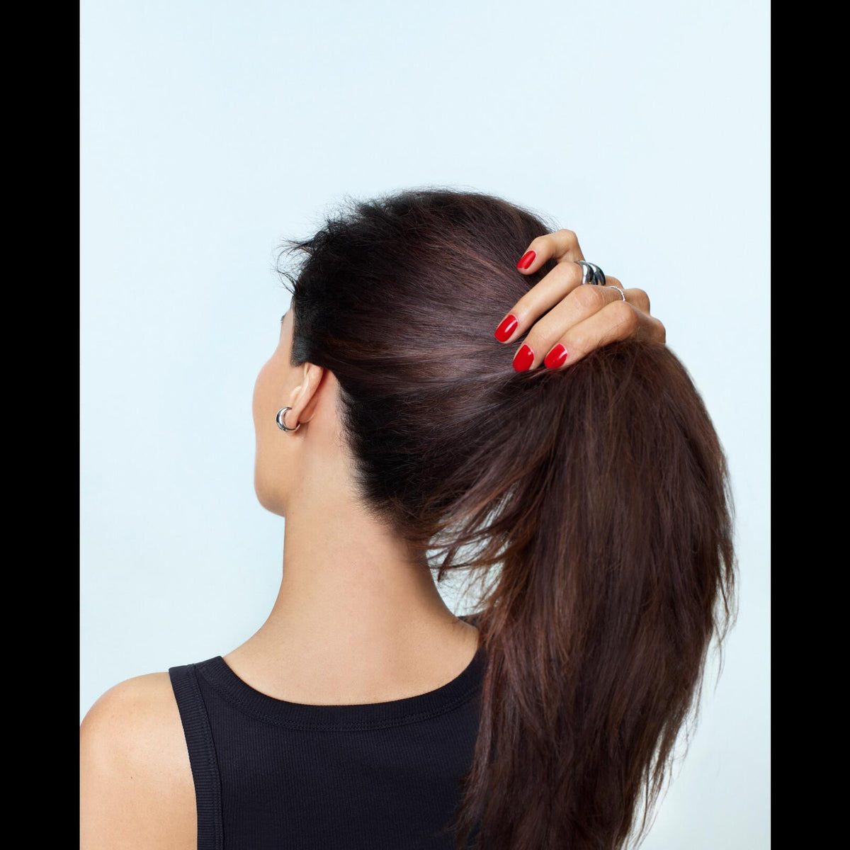 Ducray Neoptide, woman seen from behind holding her ponytail