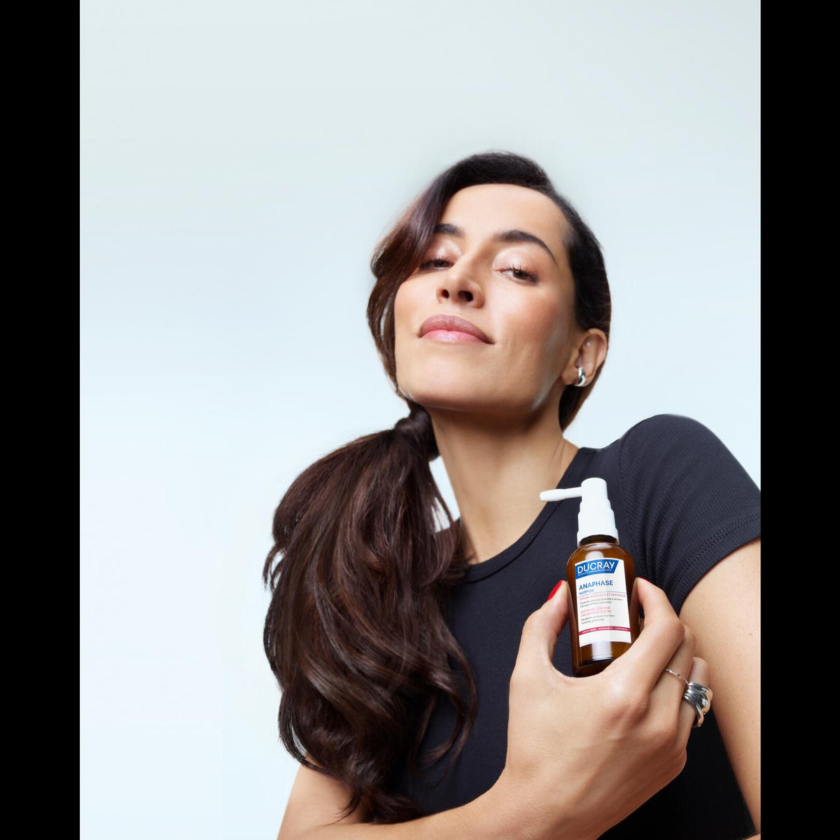 Ducray Neoptide, woman holding the spray bottle