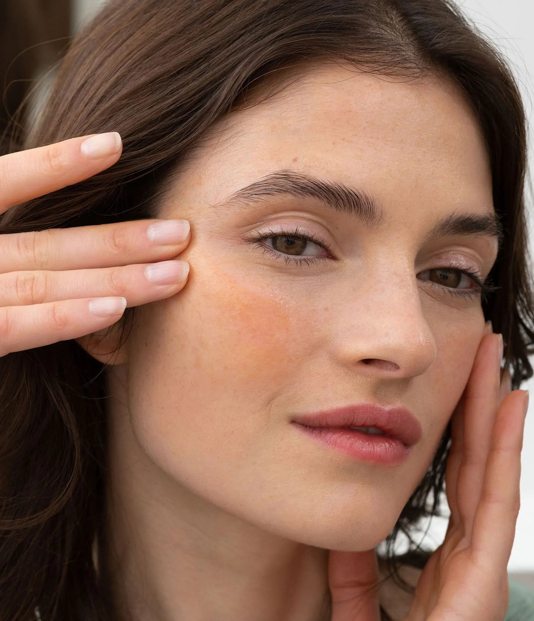 La Rosée Concentrated Good Look Illuminating Face Serum with apricot oil and astaxanthin, alternate angle