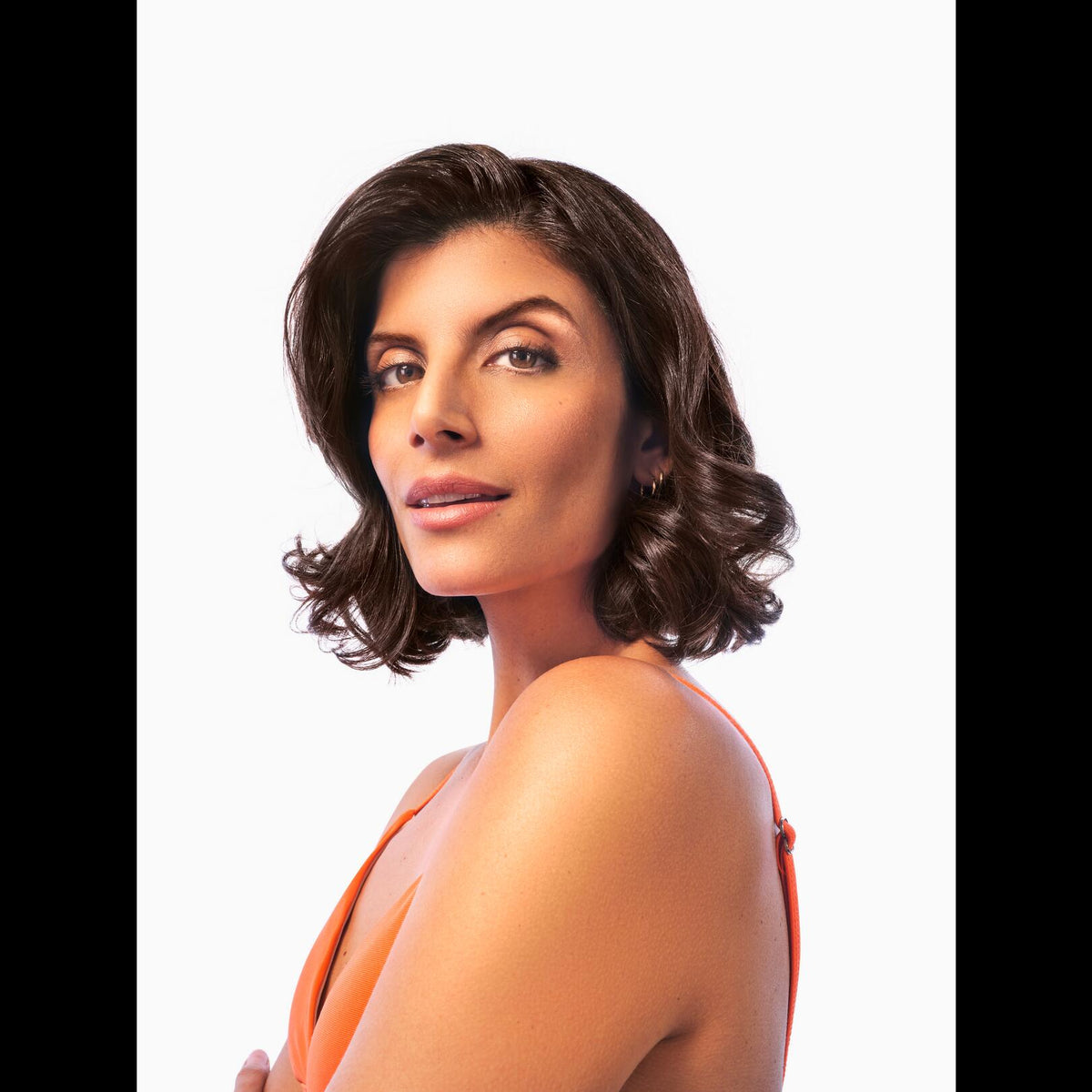 Klorane Tiaré, woman with shoulder-length curly brown hair