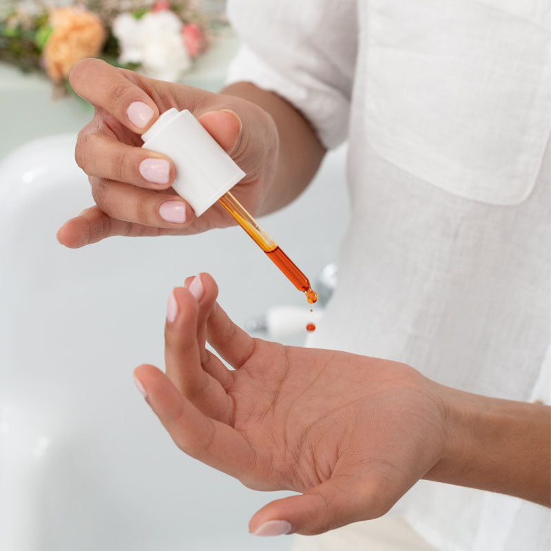 La Rosée Good Look Serum, dropper releasing a drop onto the hand