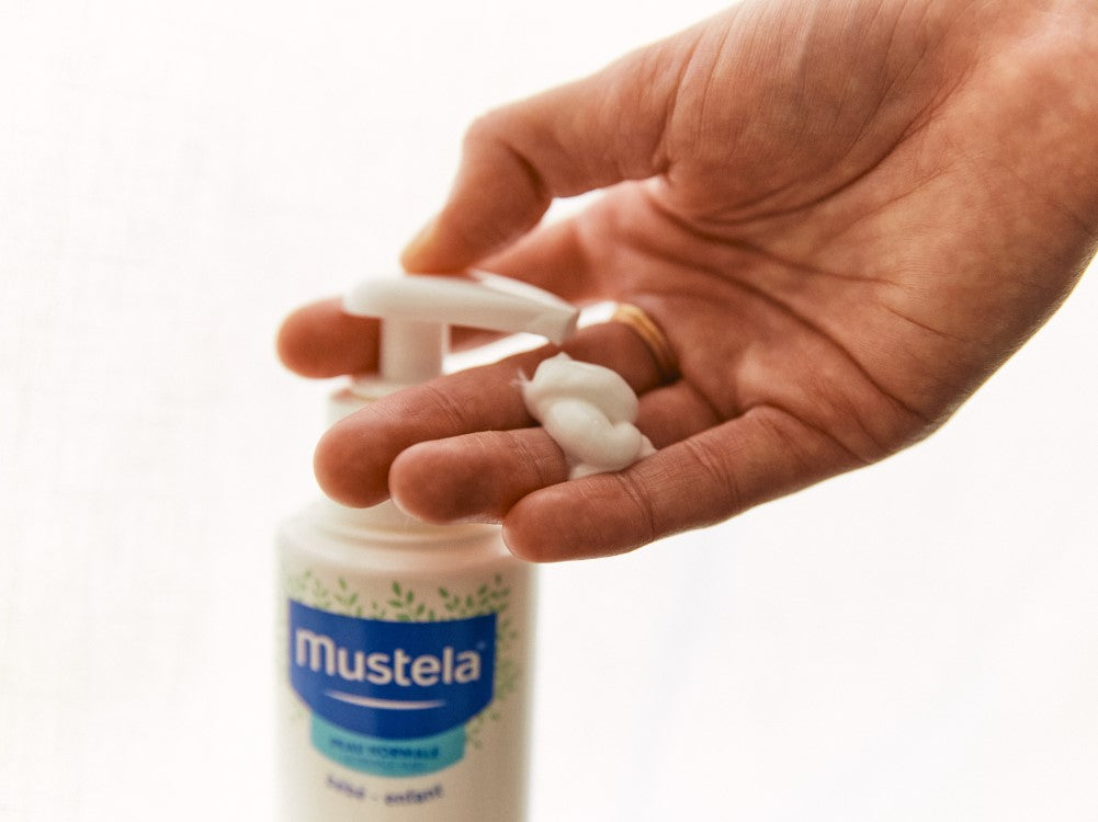 Mustela Hydra Bébé, hand pumping lotion into the palm