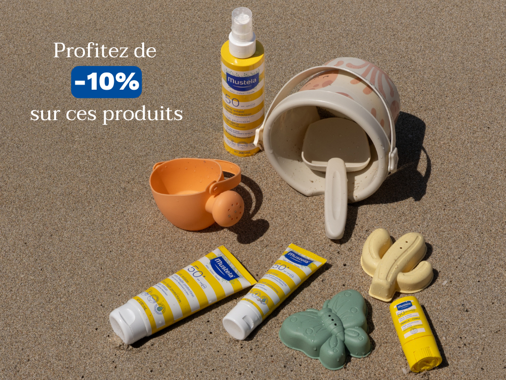 Mustela Lait Solaire, sun care range and beach toys on the sand with promo text in French