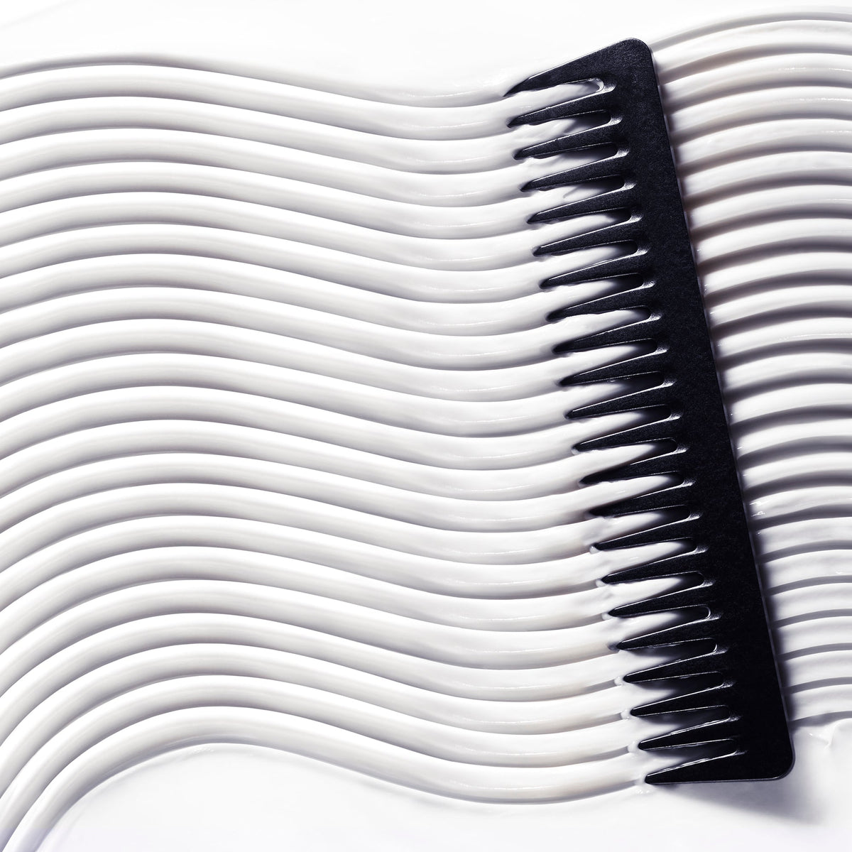 NUXE Hair Prodigieux, black comb drawn through ridges of cream