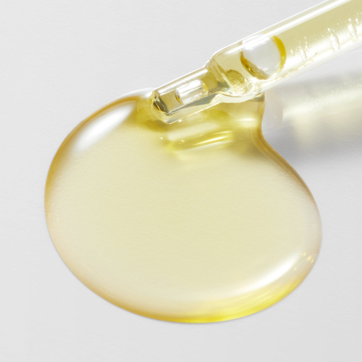 NUXE NUXURIANCE GOLD, oil texture swatch under the dropper