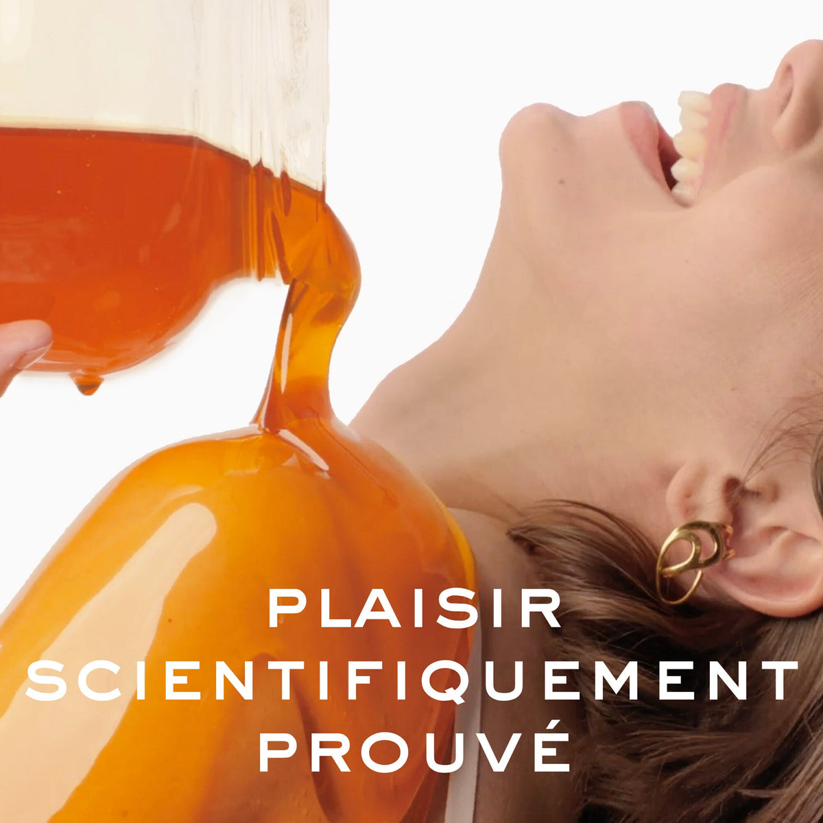 NUXE Rêve de Miel, laughing woman beside a jar of pouring honey, text in French