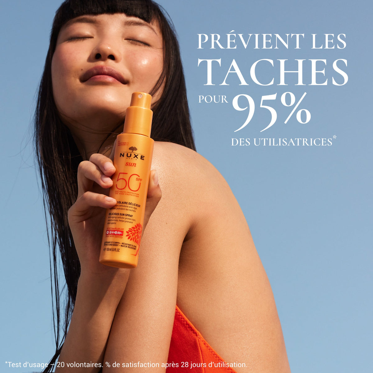 NUXE SUN, woman holding the spray bottle with study results in French