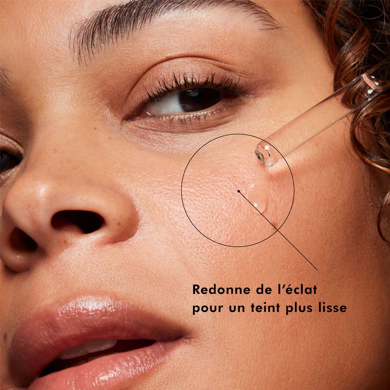 SkinCeuticals Hydrating B5, pipette near a woman's cheek with a claim in French