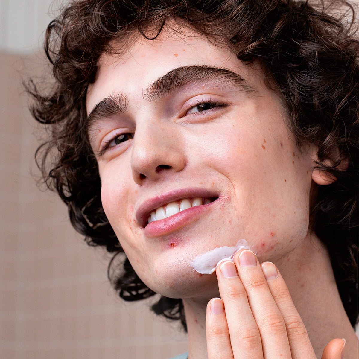 SVR Cicavit+, smiling man applying the cream to his jaw