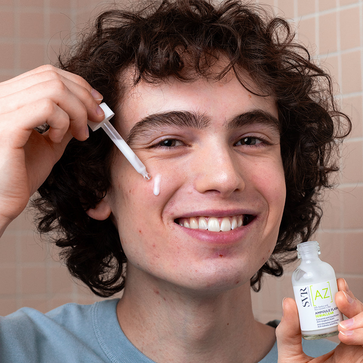 SVR SEBIACLEAR, smiling man applying the dropper to his temple