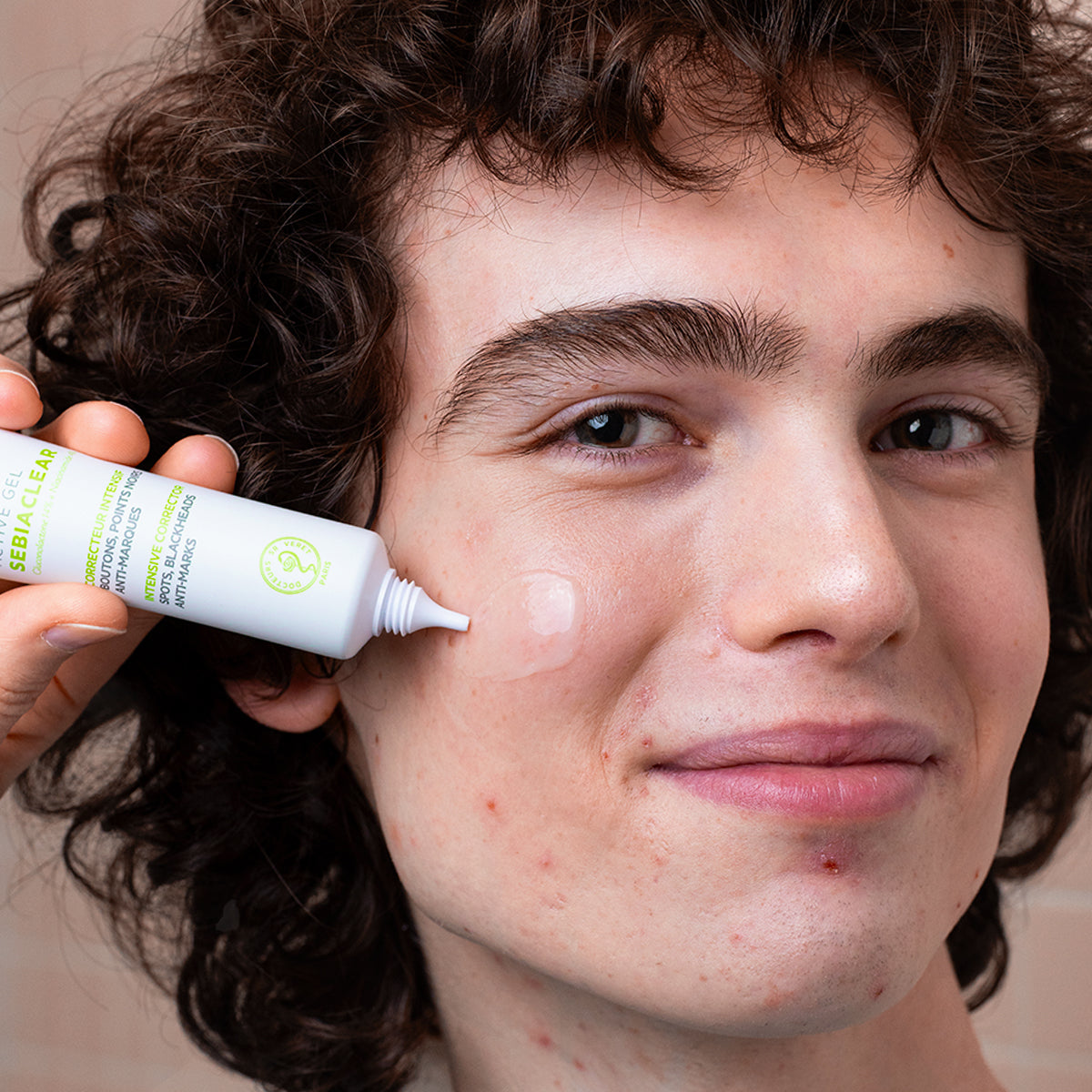 SVR Sebiaclear, young man applying the gel from the tube to his cheek