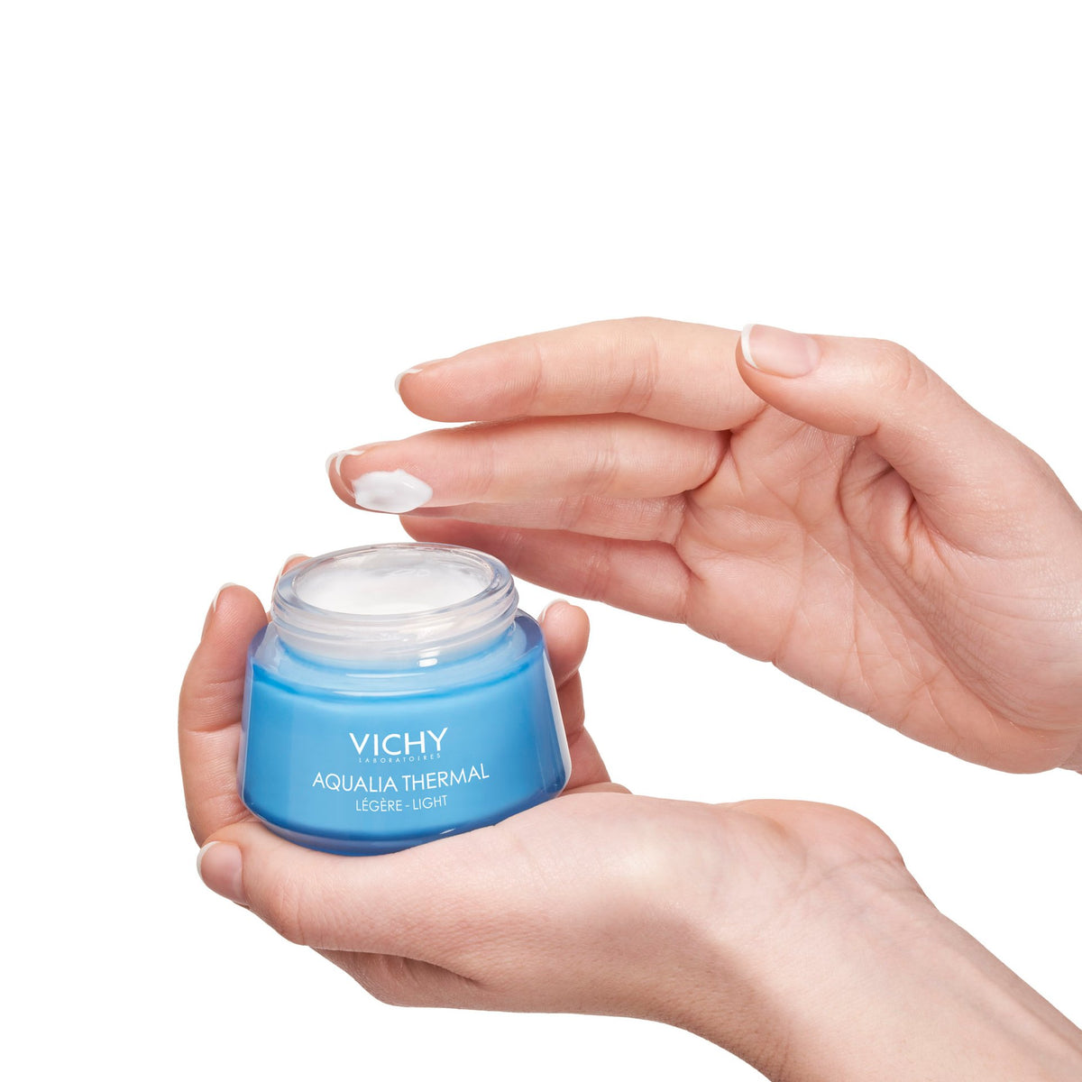 Vichy Aqualia Thermal, hands holding the open jar with cream on a fingertip
