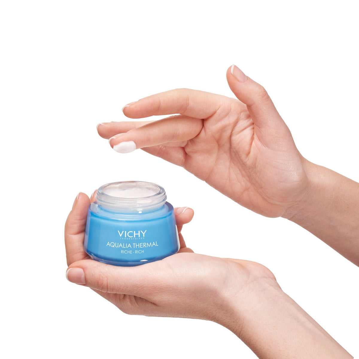 Vichy Aqualia Thermal, hands holding the open jar with cream on a fingertip