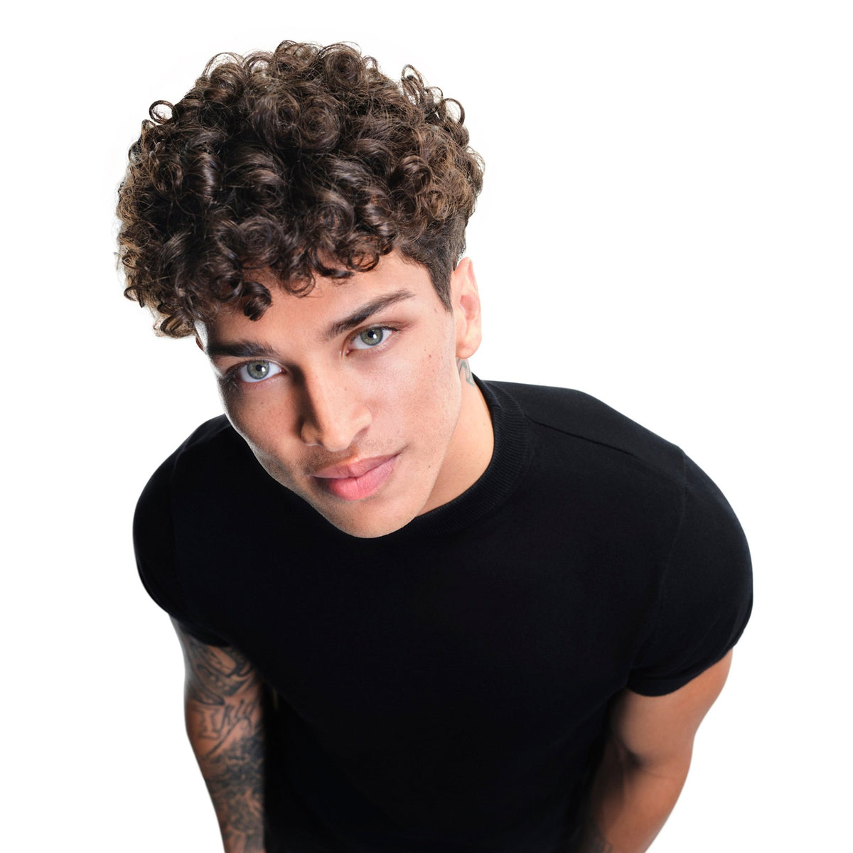 Vichy Dercos DS, young man with curly hair in a black T-shirt
