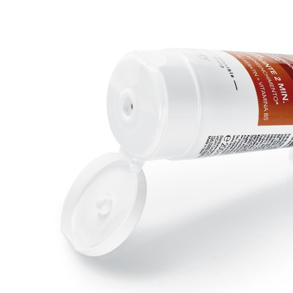 Vichy Dercos Kera-Solutions, close-up of the tube with the cap open