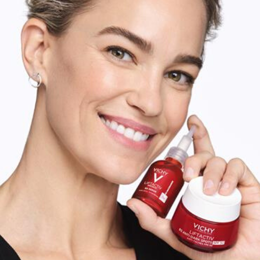 Vichy Liftactiv B3, smiling woman holding the serum and jar
