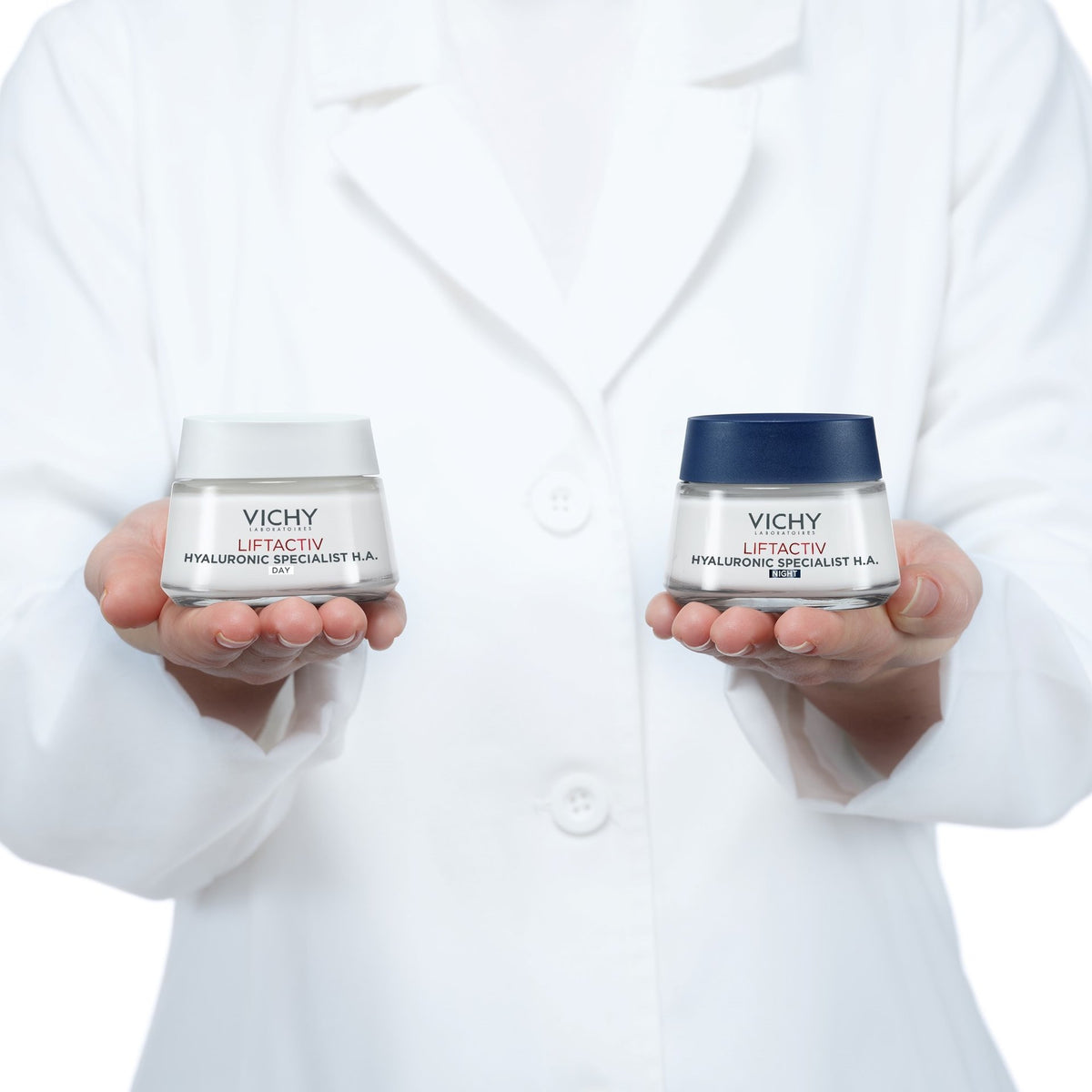 Vichy Liftactiv, person in a white coat holding the day and night cream jars