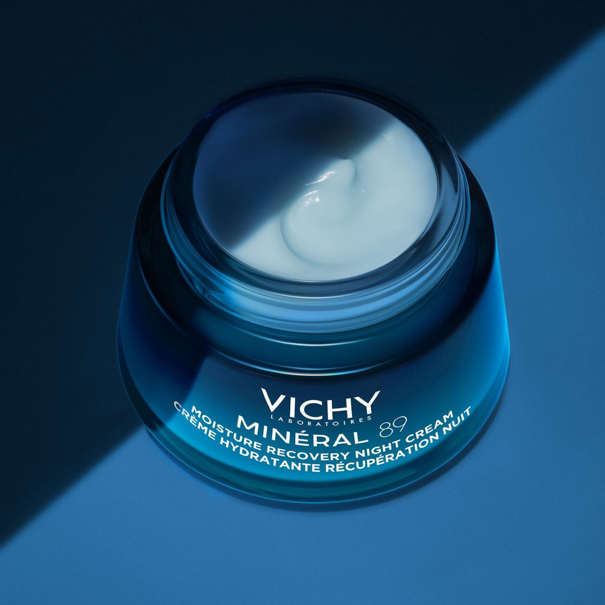 Vichy Minéral 89, open jar showing the cream on a blue background
