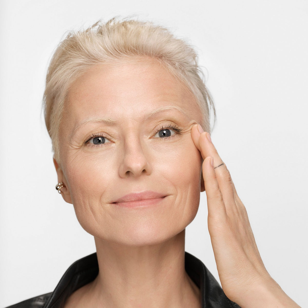Vichy Neovadiol, woman touching the outer corner of her eye