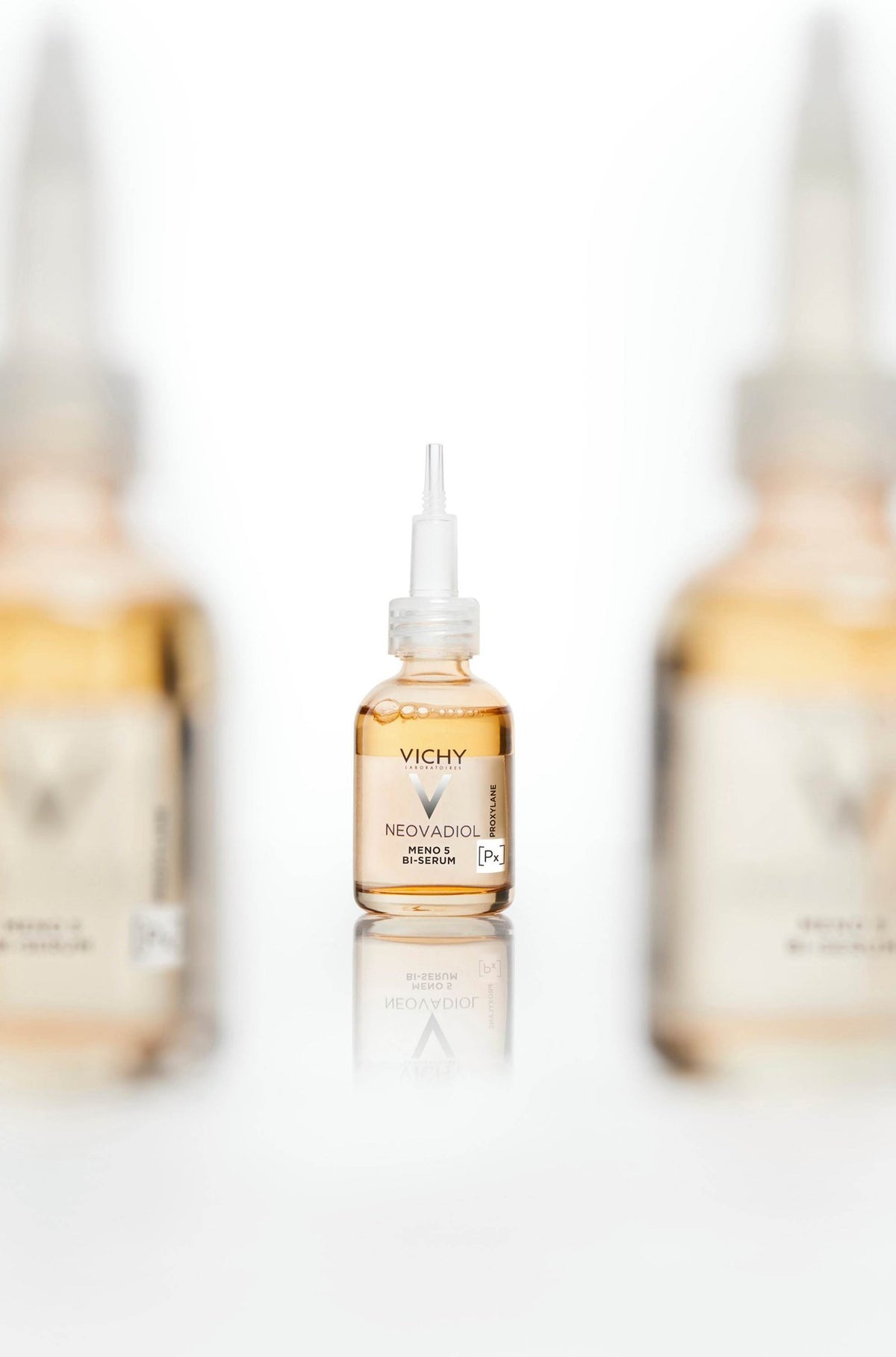 Vichy Neovadiol Meno-5, bottle between two blurred bottles