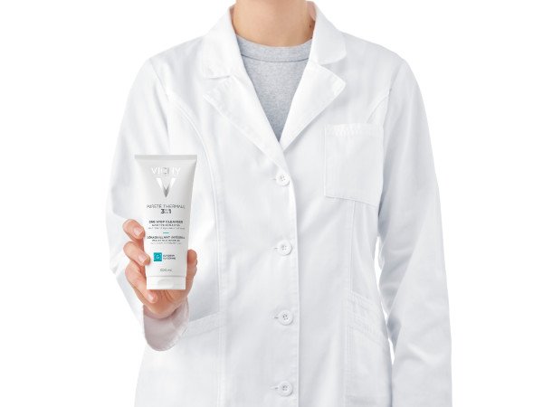 Vichy Pureté Thermale, person in a white lab coat holding the tube
