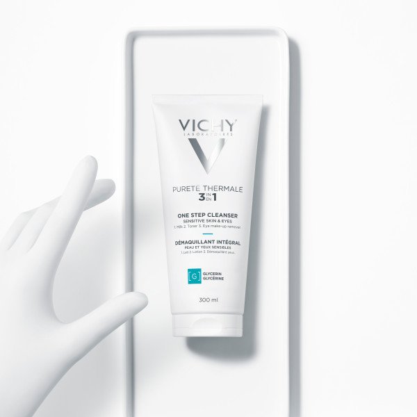 Vichy Pureté Thermale, tube on a white tray beside a sculpted hand
