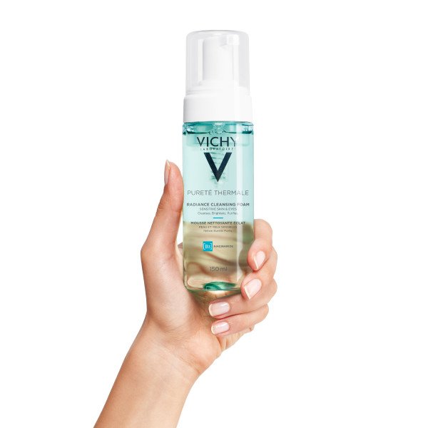 Vichy Pureté Thermale, hand holding the pump bottle